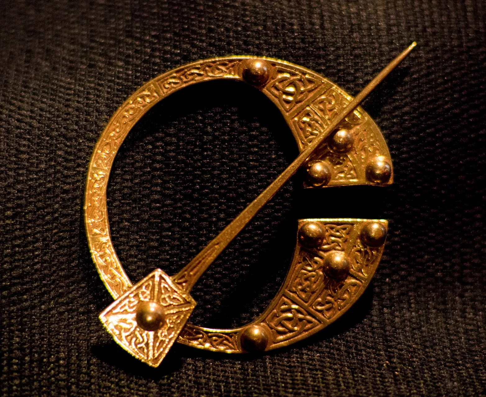 Celtic Knot - Pennanular Brooch! - R-09