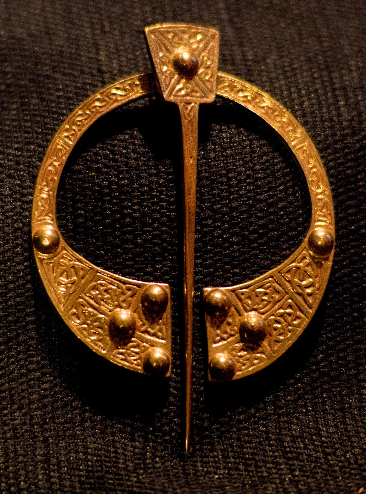 Celtic Knot - Pennanular Brooch! - R-09