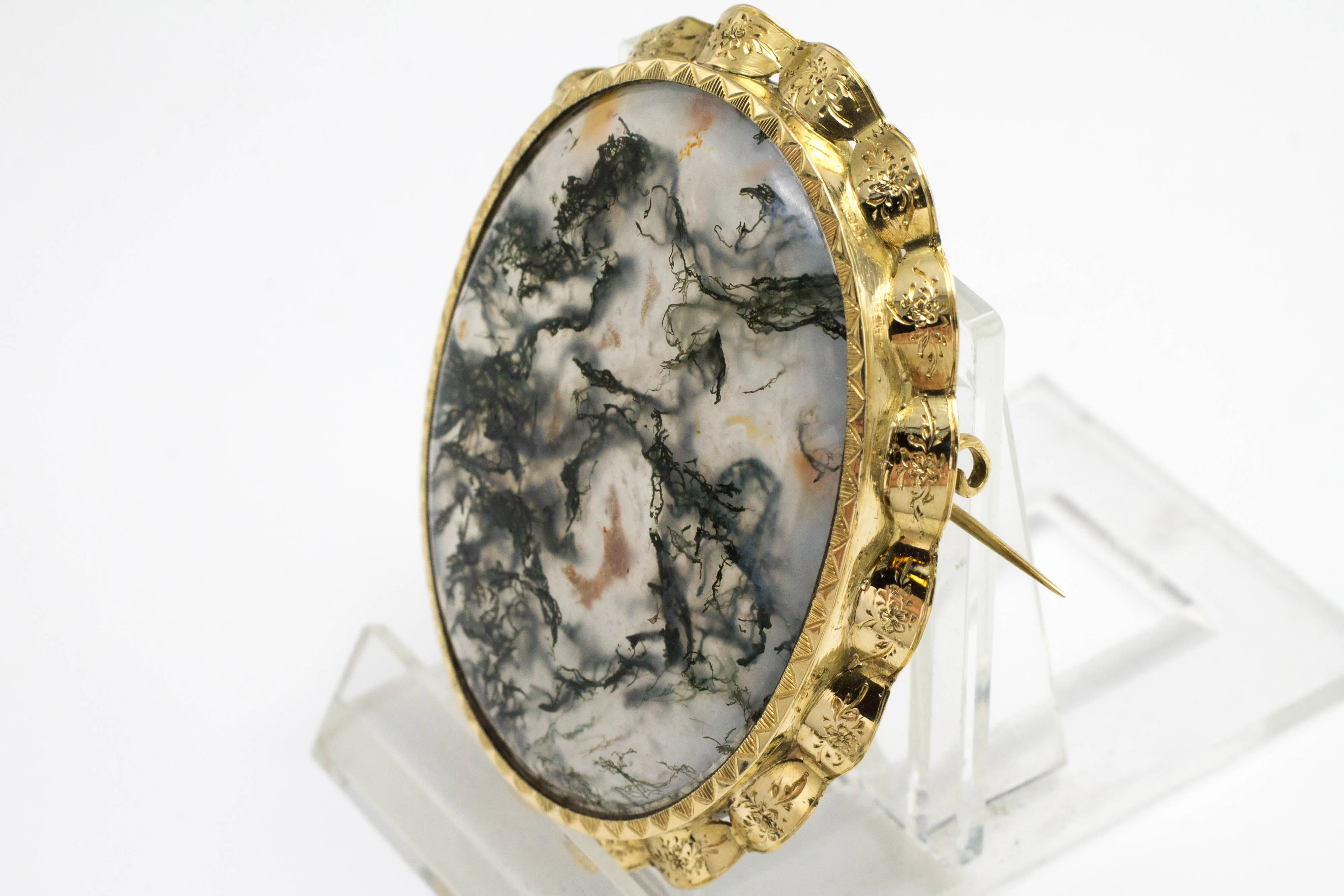 Moss agate brooch in 14 carat gold.