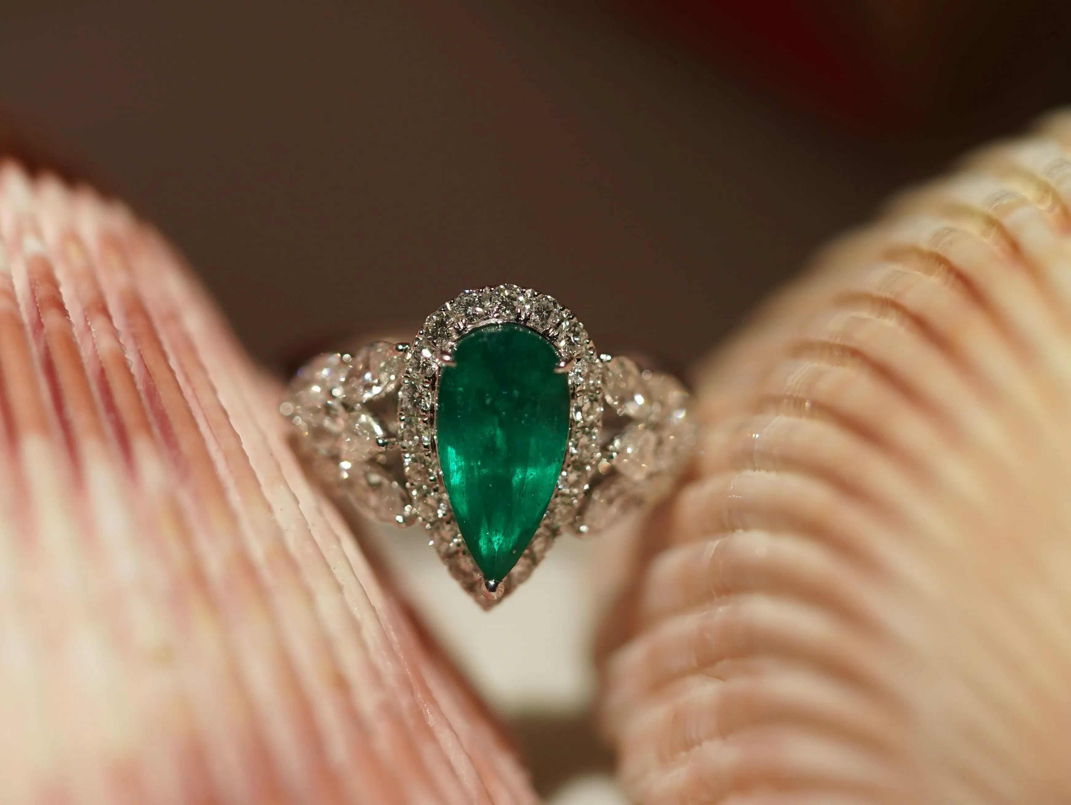 PT900 White Gold emerald ring