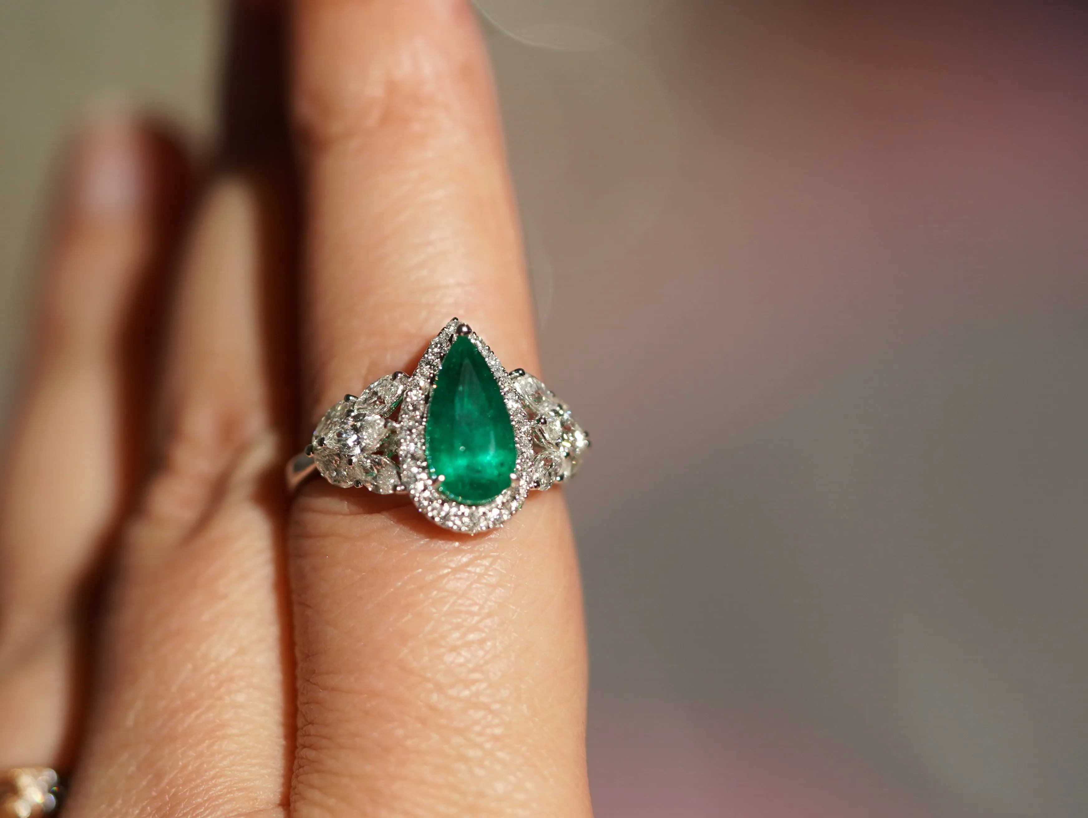 PT900 White Gold emerald ring