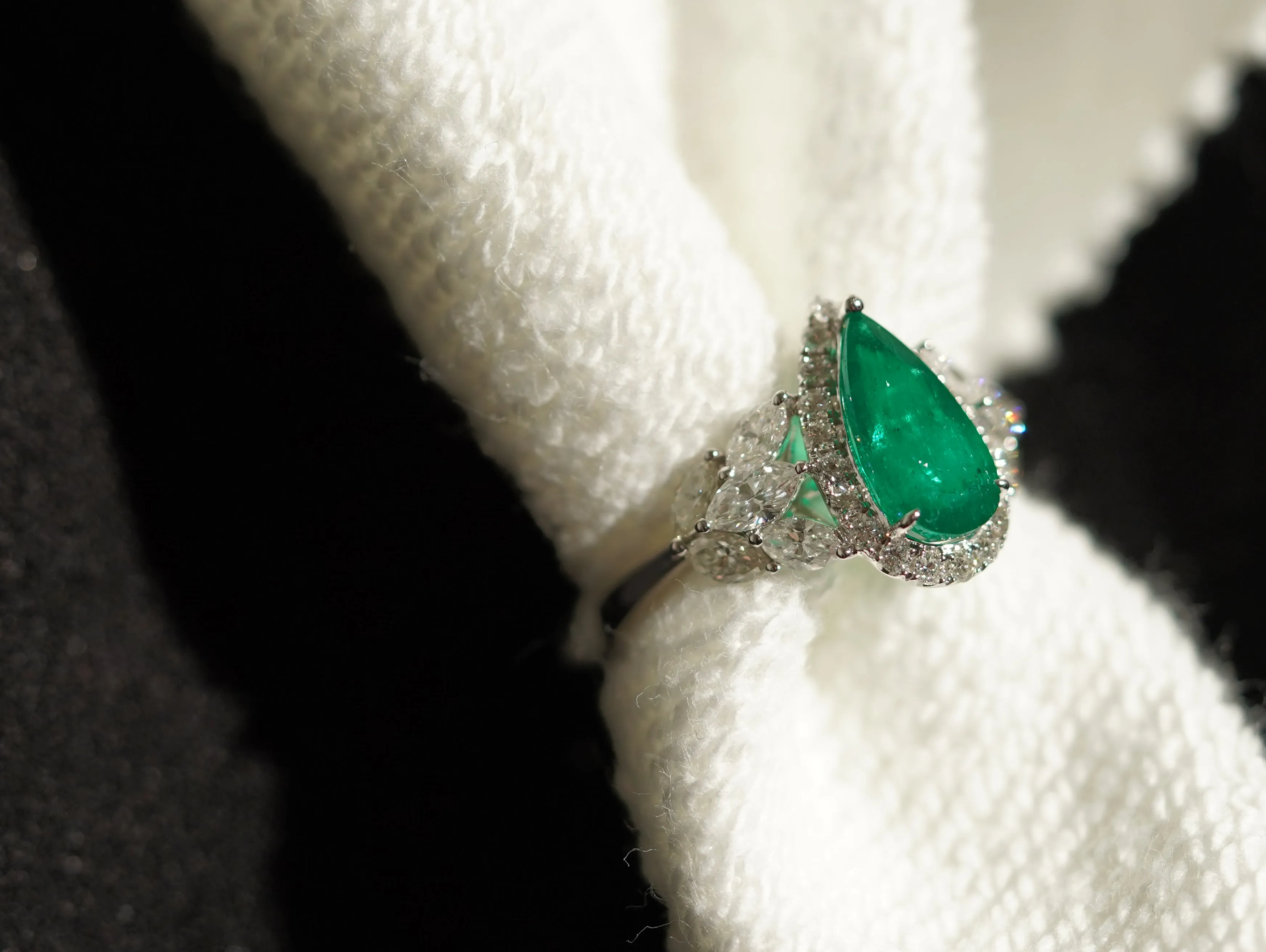 PT900 White Gold emerald ring